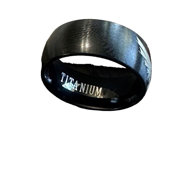NWOT Size 10 1/2 Titanium band with etched skull and bat wings - Picture 4 of 5